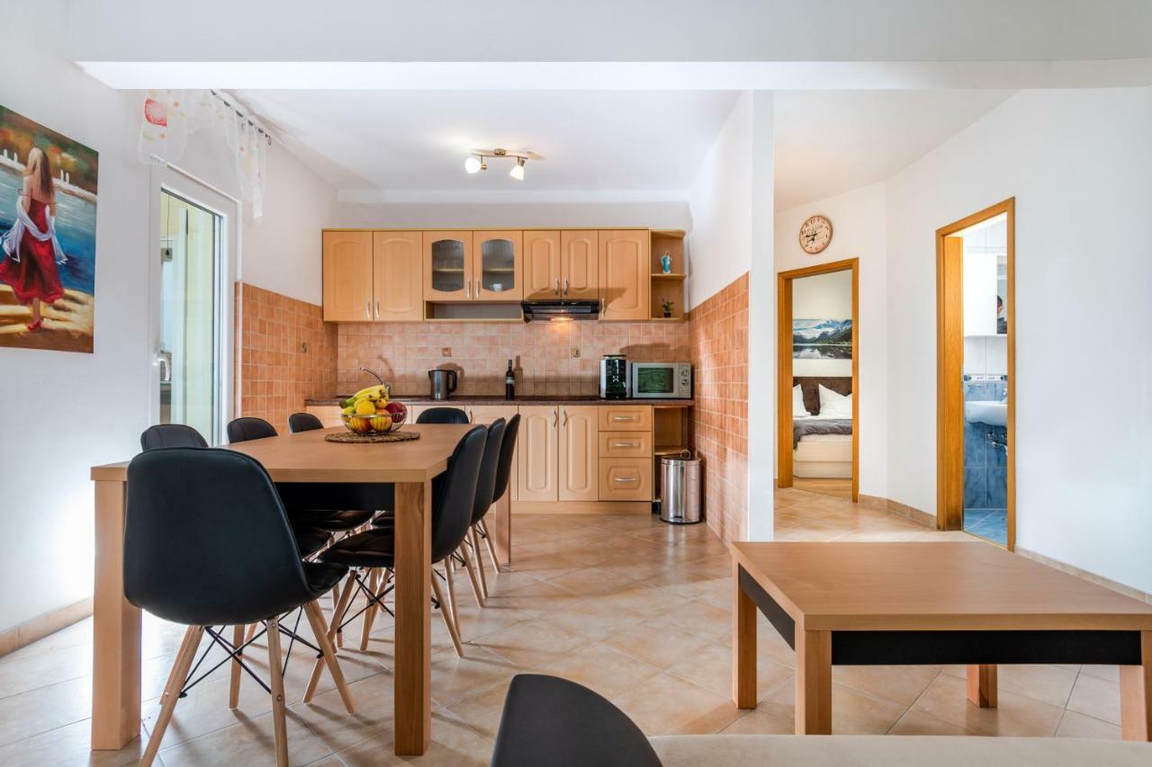 Apartments Mijo Dugi Rat Ngoại thất bức ảnh